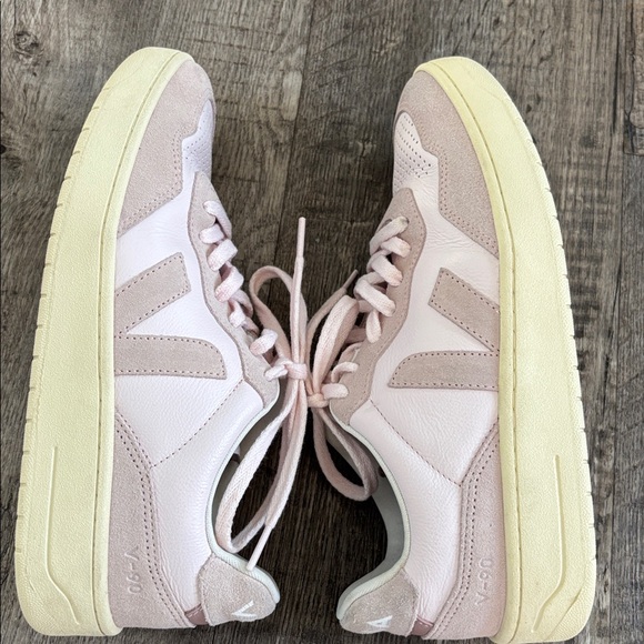 Veja V-90 Sneakers - Picture 6 of 8